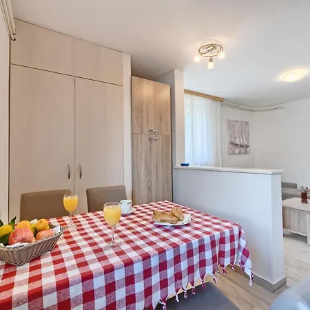 Marina ゲストハウス トロギール